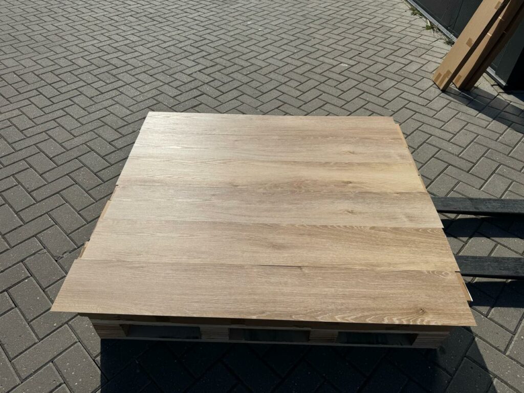 Bovenaanzicht van de planken van de Floordeals 3010 plak pvc vloer in naturel eiken, vlak naast elkaar gelegd
