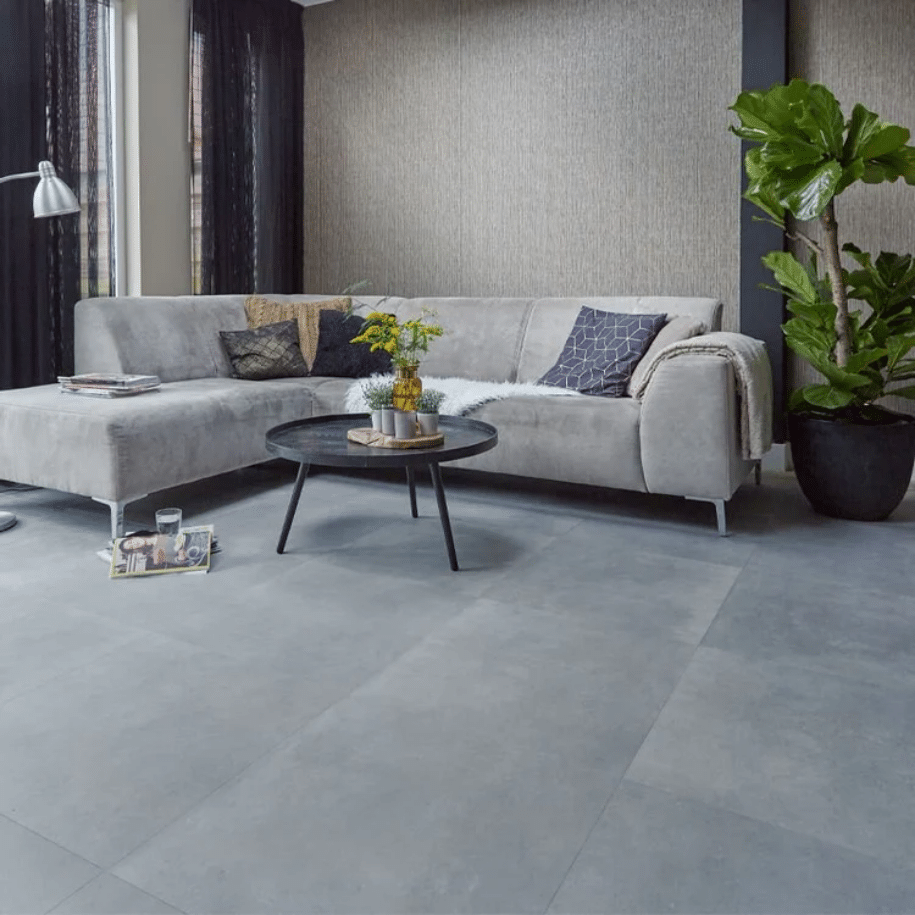 Woonkamer met een PVC vloer in betonlook
